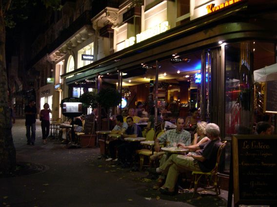  consommateurs à la terrase d'un café